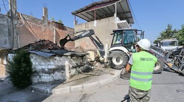 Konak’ta tehlike saçan metruk binalar yıkılıyor