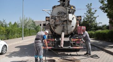 Kurban Bayramı tatilinde birçok birimi ile görevde olacak olan Nevşehir Belediyesi, bayram öncesinde mahallelerde temizlik çalışmalarına aralıksız devam ediyor