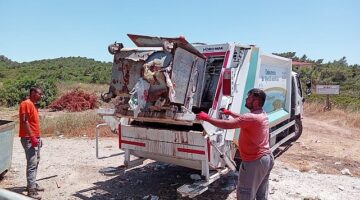 Kurban Bayramı tatilinde ziyaretçi akınına uğrayan Ayvalık’ta Temizlik İşleri Müdürlüğü ekipleri, üç vardiya halinde 24 saat mesai yaparak tonlarca çöp topladı