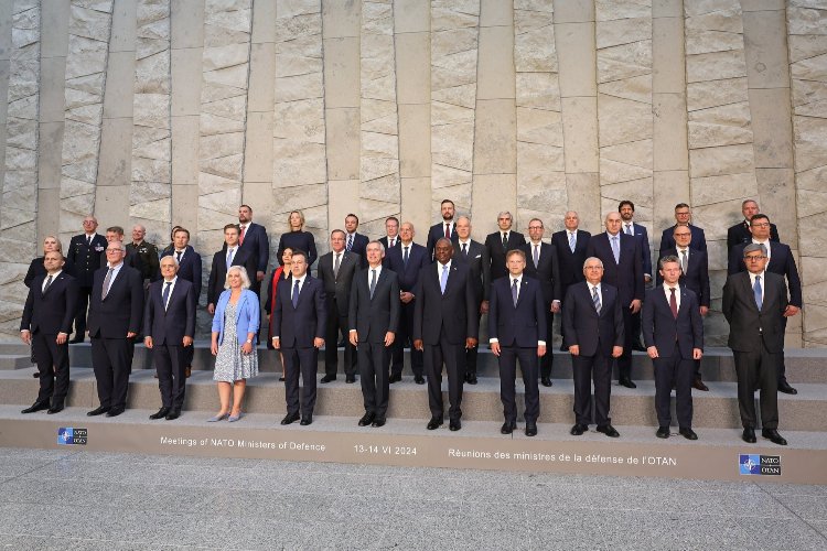 NATO’da geleneksel aile fotoğrafı