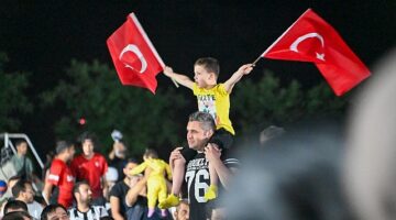 Selçuklu Belediyesi Milli Takımımız 2-1 galip gelerek tur atladığı maçın ardından alanı dolduran binlerce taraftar büyük sevinç yaşadı