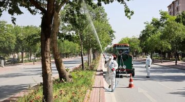 Selçuklu Belediyesi Sağlık İşleri ile Park ve Bahçeler Müdürlüğü ekipleri sağlıklı ve temiz bir çevrenin temini için tüm ilçede haşerelere karşı periyodik olarak ilaçlama çalışmalarını sürdürüyor