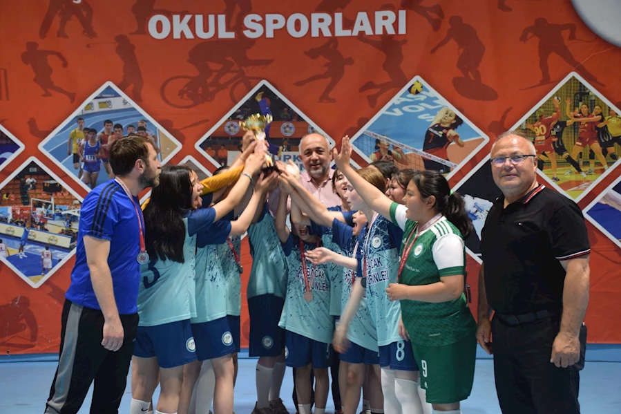 Okul Sporları Küçük Kızlar Futsal Müsabakaları Sona Erdi