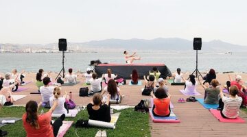 Yoga tutkunları Bayraklı’da buluştu