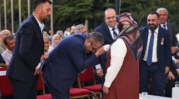 15 Temmuz Demokrasi ve Milli Birlik Günü dolayısıyla Keçiören Belediyesi 15 Temmuz Şehitleri Anıtı’nda anma töreni düzenlendi