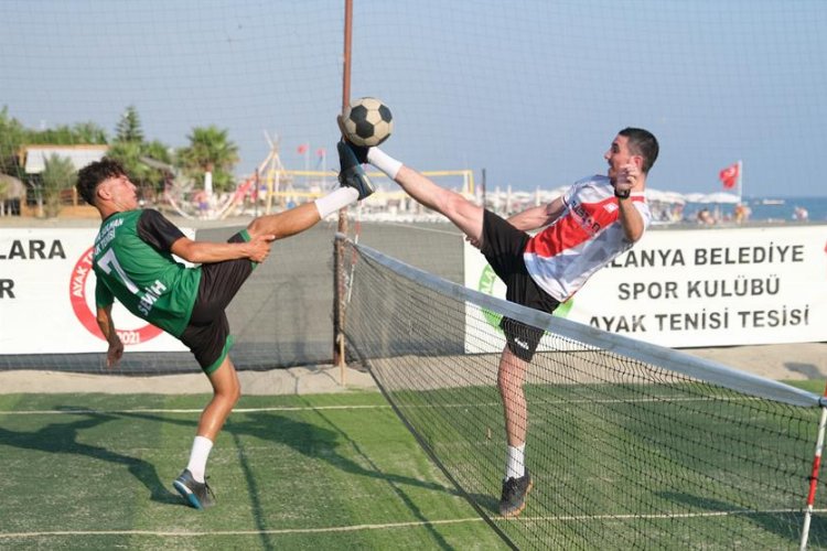 Alanya’da ayak tenisinde 20 takım kıyasıya yarıştı