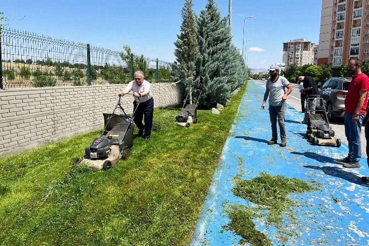 Başkan Büyükkılıç, işçilerle bir araya geldi, çim biçti