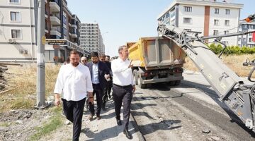 Beylikdüzü’nde ilçenin altyapısını güçlendirmek ve yolların kalitesini artırmak amacıyla başlatılan asfaltlama çalışmaları tüm hızıyla devam ediyor