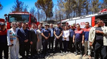 CHP Genel Başkanı Özgür Özel Selçuk’ta yanan ormanlık alanı inceledi