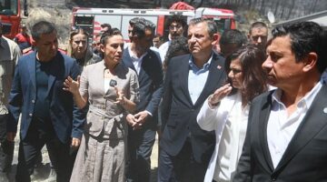 Cumhuriyet Halk Partisi Genel Başkanı Özgür Özel Efes Selçuk’ta çıkan ve 350 hektarlık alanın tahrip olduğu orman yangını sonrasında Arvalya Mevkii Pamucak Bölgesinde incelemelerde bulundu