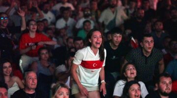 Futbol tutkusu İzmir’i sardı