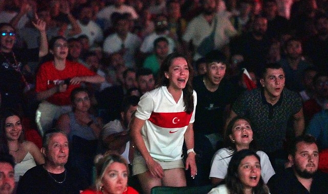 Futbol tutkusu İzmir’i sardı