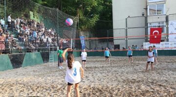 Gölcük Belediyesi yaz spor etkinlikleri kapsamında düzenlenen Play Voleybolu Turnuvası, 19 Temmuz Cuma akşamı başlıyor