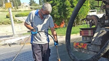 İzmir Büyükşehir Belediyesi ekipleri haşereyle mücadelede Efes Selçuk’ta etkin çalışmalar yürütüyor