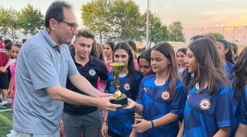 İzmir’in futbolcu kızları geleceğe umut oldu