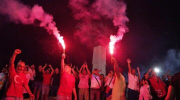 İzmir’in meydanlarında çeyrek final coşkusu