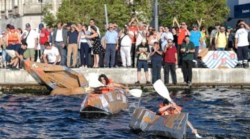 Karton tekneler İzmir Körfezi’nde kıyasıya yarıştı