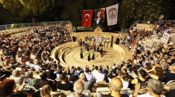 Madımak Katliamı, 31.yılında Amfi Tiyatro’da Alevi Kültür Dernekleri Selçuk Şubesi’nin hazırladığı program ile anıldı