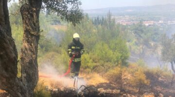 Manisa’da korkutan yangınlara Büyükşehir’den anında müdahale