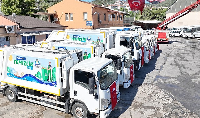 Mudanya Belediyesi yaz aylarının gelmesiyle birlikte temizlik hizmetlerini daha hızlı ve verimli hale getirmek amacıyla araç filosuna yeni çöp kamyonları ekledi