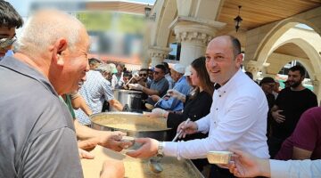 Muharrem ayı sebebiyle Geyve Belediyesi tarafından ilçe sakinlerine bolluk ve bereketin simgesi olan aşure ikram edildi