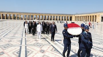 Narlıdere Belediye Başkanı Erman Uzun, Başkan Yardımcıları, Meclis Üyeleri ve CHP Narlıdere İlçe Örgütü ile birlikte Anıtkabir’e giderek Ata’nın huzuruna çıktı