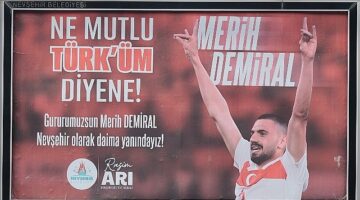 Nevşehir Belediye Başkanı Rasim Arı, bozkurt işareti yaptığı gerekçesiyle 2 maç men cezası alan Merih Demiral’a şehrin dört bir tarafına astırdığı billboardlarla destek verdi