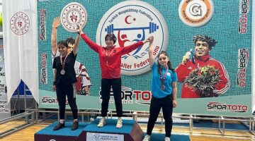 Nevşehir Belediyesi sporcuları, Bolu’da düzenlenen Minikler ve 15 Yaş Altı Ferdi Türkiye Halter Şampiyonası’nda 3 gümüş ve 1 bronz madalya kazandı