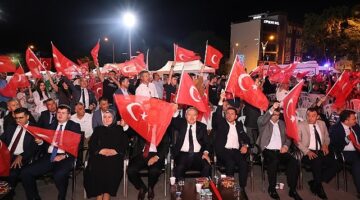 Nevşehirliler 15 Temmuz Demokrasi ve Milli Birlik Günü’nün yıldönümünde 8 yıl önce olduğu gibi yine meydanlarda aynı ruh ve heyecanla bir araya geldi