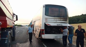 Öğrencileri taşıyan otobüsün motorunda çıkan yangın korkuttu