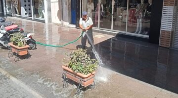 Salihli Belediyesi Temizlik İşleri Müdürlüğüne bağlı ekipler cadde ve sokak yıkama çalışmalarına ara vermeden devam ediyor