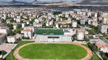 Selçuklu Belediye Başkanı Ahmet Pekyatırmacı, Selçuklu Belediyesi Yaz Spor Okulları futbol branşında eğitim gören öğrencileri ziyaret etti