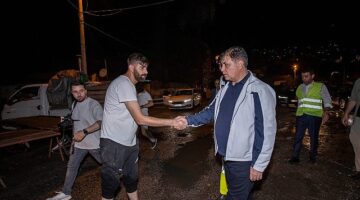 Şiddetli yağış ve yıldırım düşmeleri şehirde yaşamı etkiledi Başkan Cemil Tugay ekiplerle birlikte sahaya indi