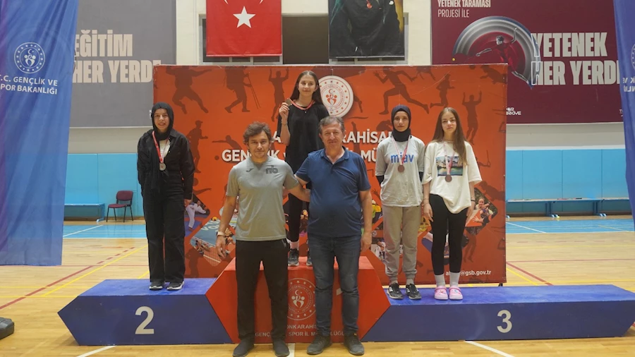 15 Temmuz Şehitlerini Anma Badminton Turnuvası sona erdi