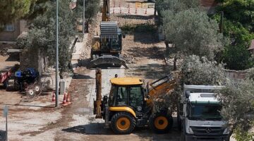 Aydın Büyükşehir Belediyesi, kent genelinde eş zamanlı olarak sürdürülen yol yapım çalışmalarına devam ediyor