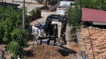 Aydın Büyükşehir Belediyesi, kent içi trafiği hızlandıran ve sürüş konforunu artıran çalışmalara imza atmaya devam ediyor