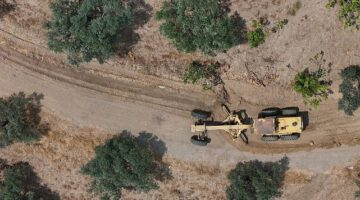 Aydın genelinde yol yapım, bakım ve onarım çalışmalarını aralıksız sürdüren Aydın Büyükşehir Belediyesi, kırsal mahalleri yenilenen yollarla buluşturmaya devam ediyor