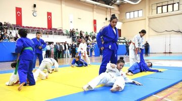 Başkan Aydın, genç judo ve taekwondoculara sertifikalarını verdi