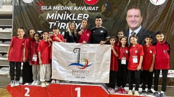 Bayraklılı sporcular Sivas’tan dereceyle döndü