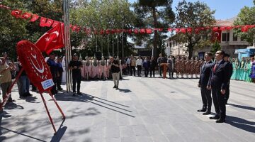 Bu yıl 1-4 Ağustos tarihlerinde kutlanan Uluslararası Karaman Türk Dünyası Şöleni, çelenk sunma töreni ile başladı.