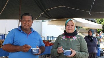 Büyükşehir Belediyesi önünde aşure ikramı