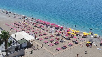 Büyükşehir Belediyesi’nin Konyaaltı Sahili’ndeki ikinci halk plajı hizmette