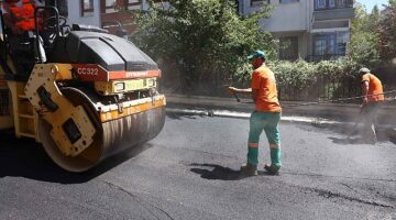 Çankaya Belediyesi, ilçede yer alan 123 mahallede asfalt onarım, yama ve tam kaplama çalışmalarını koordineli şekilde sürdürüyor.