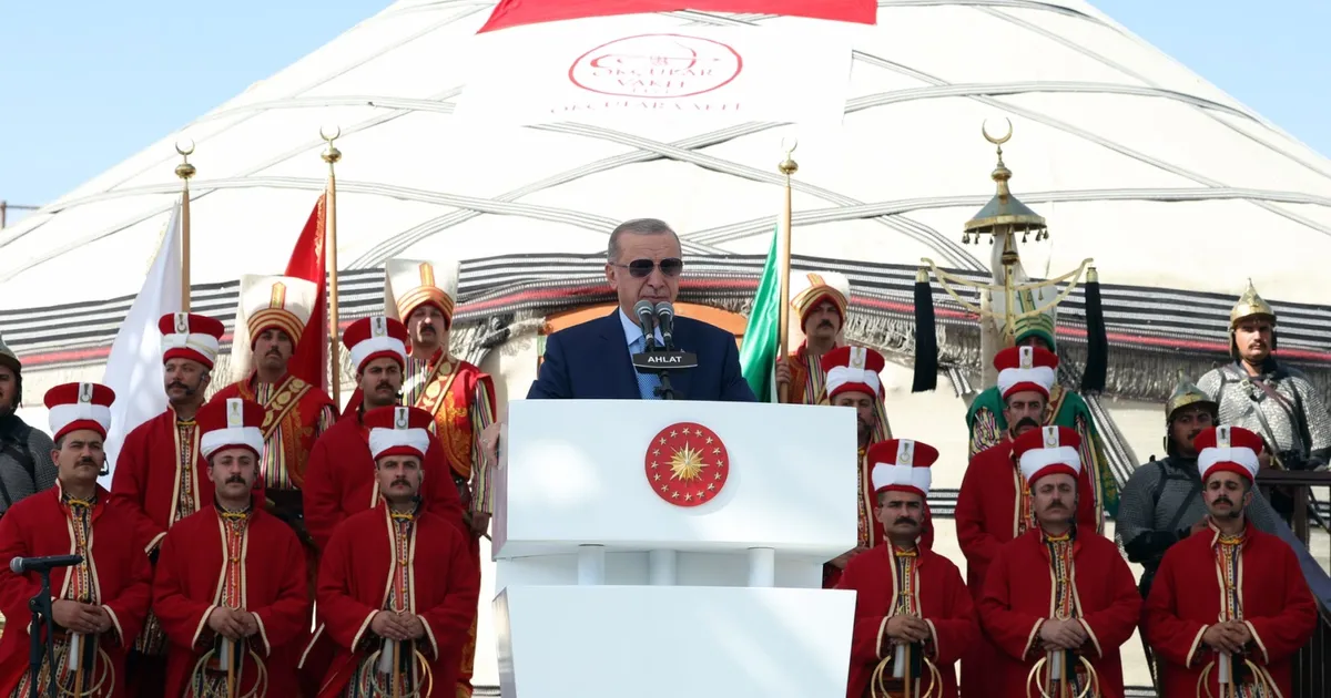 Cumhurbaşkanı Erdoğan Ahlat’tan seslendi… Bu toprakların emanetçisi değilk, asıl sahipleriyiz