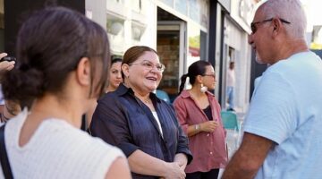 Didim Belediye Başkanı Hatice Gençay, ilçenin en işlek caddelerinden birisi olan Kurtuluş Caddesi’nde esnaf ve vatandaşlarla bir araya geldi.