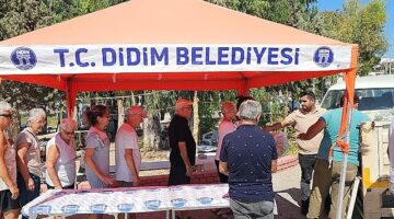 Didim Belediyesi, kendisine ait Akköy Mahallesi’nde yetiştirmiş olduğu ürünleri, vatandaşlara dağıtmaya devam ediyor.