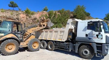 Efes Selçuk Belediyesi ve İzmir Büyükşehir Belediyesi, kent genelinde biriken molozları temizlemek için ortak bir çalışma yürüttü