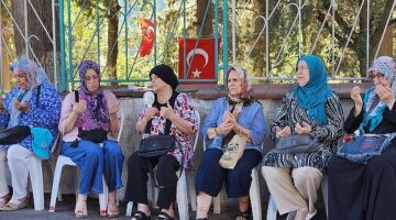 Gölcük Belediyesi, merkez üssü Gölcük olan 17 Ağustos Depreminin 25. yılında deprem şehitleri için mezarları başında anma töreni düzenledi