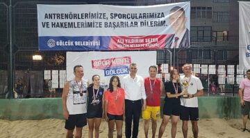 Gölcük Belediyesi’nin yaz spor etkinlikleri kapsamında düzenlediği Plaj Voleybolu Turnuvası, çekişmeli mücadelelere sahne olan final müsabakalarının ardından son erdi