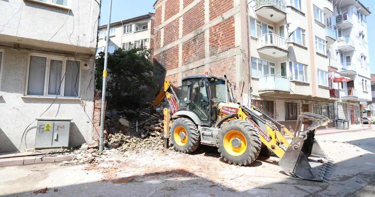 İnegöl’de metruk binalar tek tek yıkılıyor